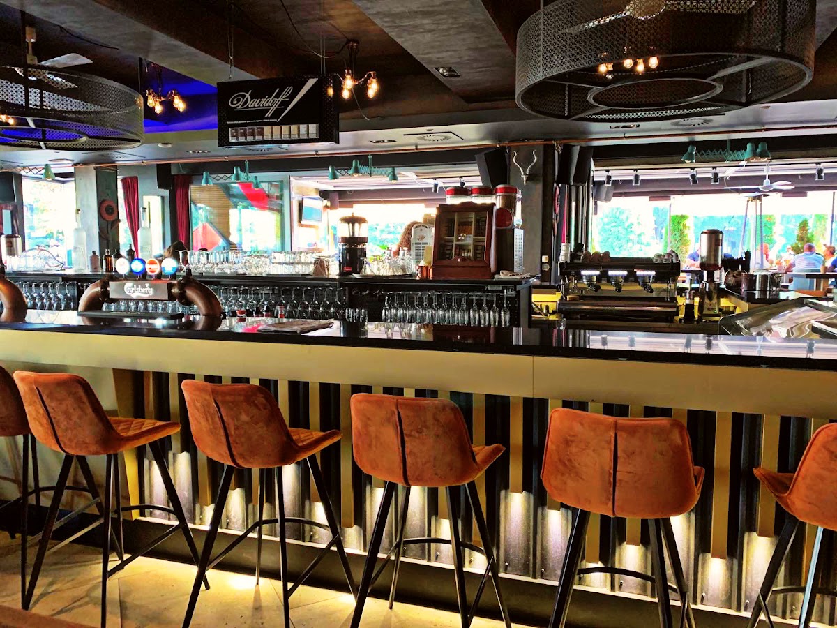 Safari Cafe Pizzeria-4